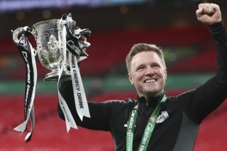 Eddie Howe avec la Coupe de la Ligue gagnée par son équipe KEYSTONE/AP/SCOTT HEPPELL